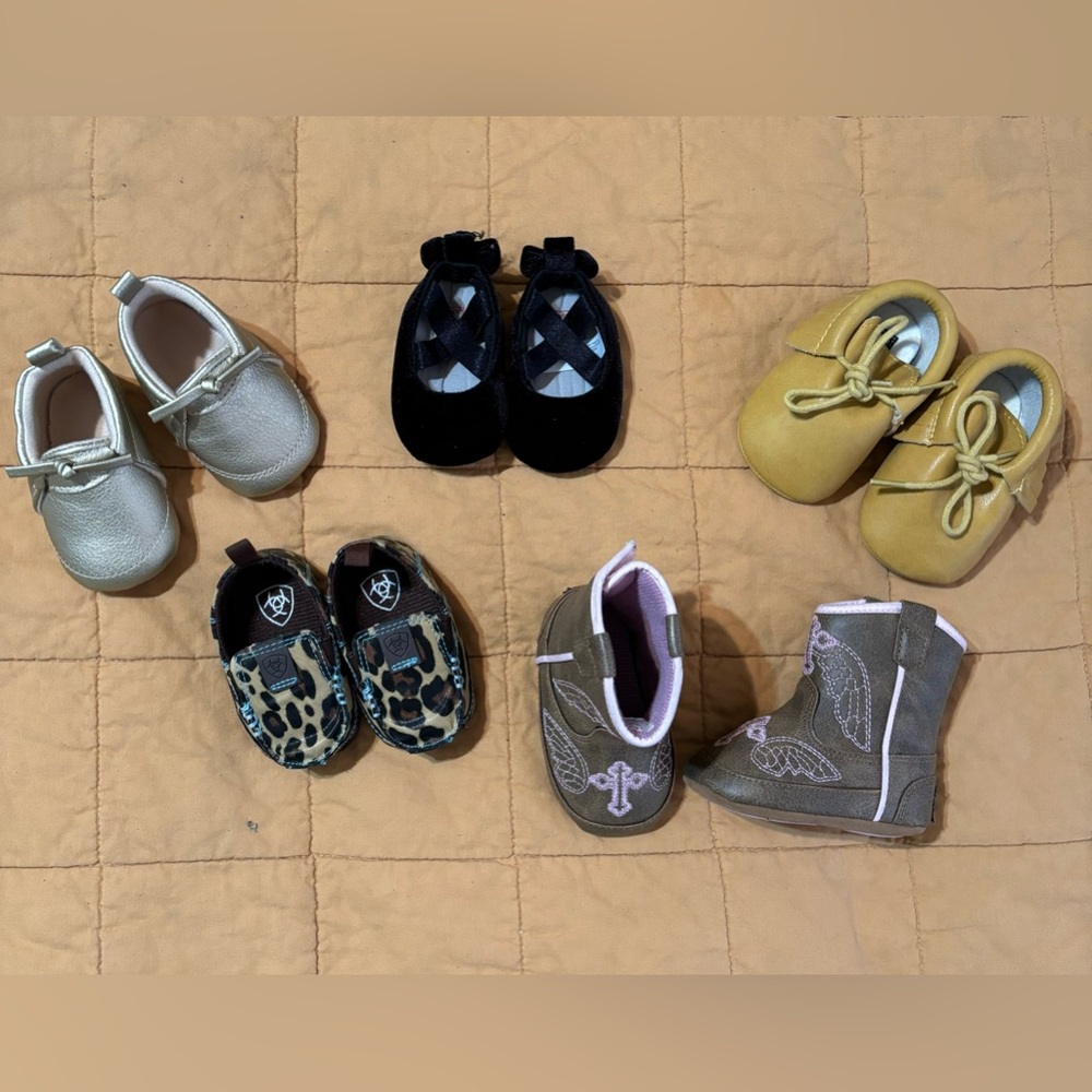 LOT OF NEWBORN SHOES